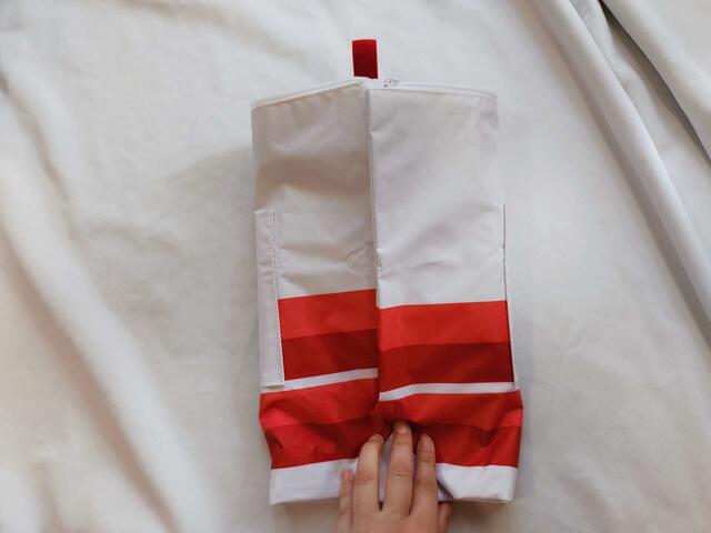 両サイドを内側へ折ります