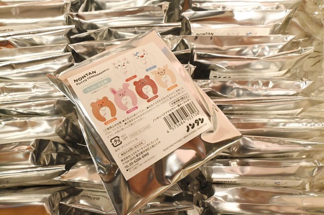 【「誕生50周年記念 ノンタン ずっとともだち!!!」展】ノンタン アクセサリー風キーホルダー(1,300円)/最後はついつい手が伸びてしまうブラインド商品