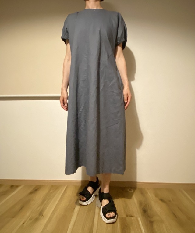 【無印良品 ヘンプコットン半袖ワンピース】身長165cm・Lサイズ(ダーククレー)着用。裾はくるぶしから15cmほど上の辺りです
