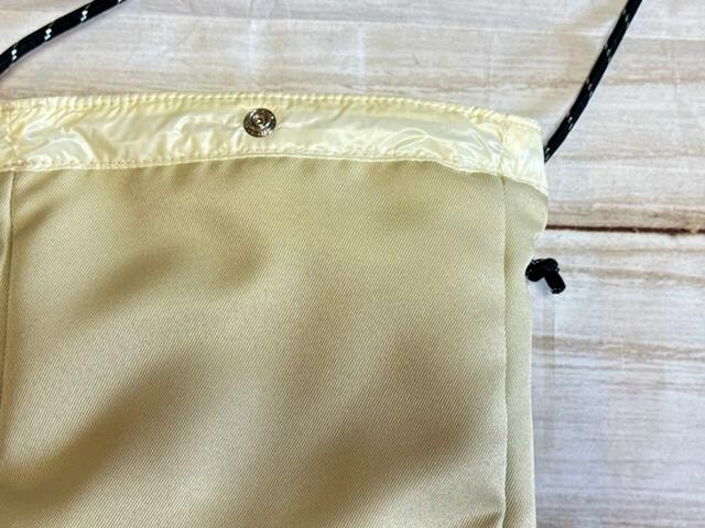 内側はベージュカラーのポリエステル裏地付きで、しっかりとしたつくり