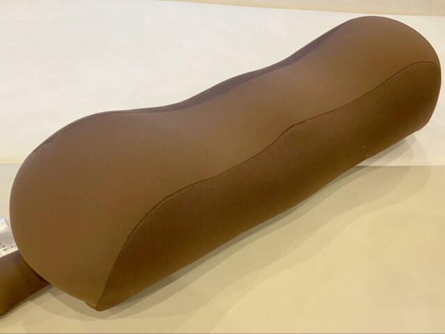 【王様の足枕】サイズは幅50cm×奥行き16cm×高さ（高い部分）×16cmです