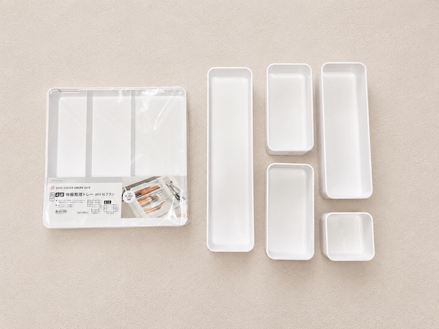 【ニトリ Nブラン整理トレー6点セット】S・M(2個)・L・LLの4サイズに、伸縮するカトラリートレー1つがセットになっています