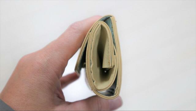 【SNOOPY（スヌーピー）極小財布 YEAR OF RABBIT 2023】カードを入れると側面はしずく型に 