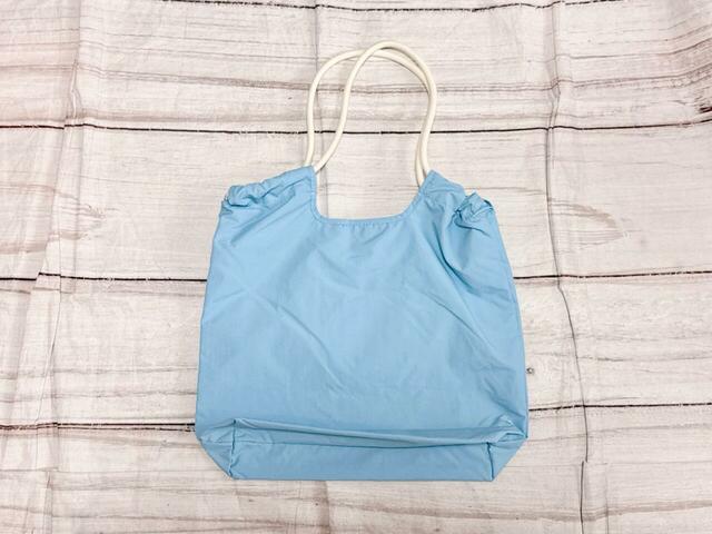 背面は装飾がないシンプルなデザイン