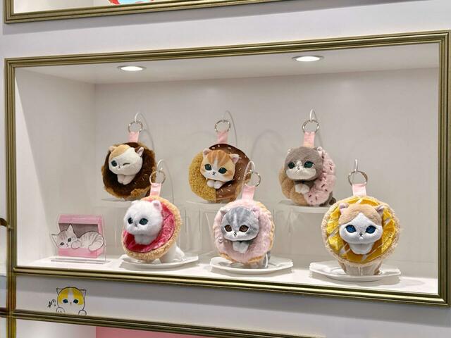 【mofusand TOKYO】にゃんこがかじってしまったのでしょうか？ドーナツが欠けている子もいますね♪