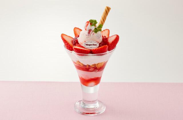 「いちご尽くしの贅沢パフェ」＜899円(税込988円)＞【和食さとの期間限定『ストロベリーフェア』】