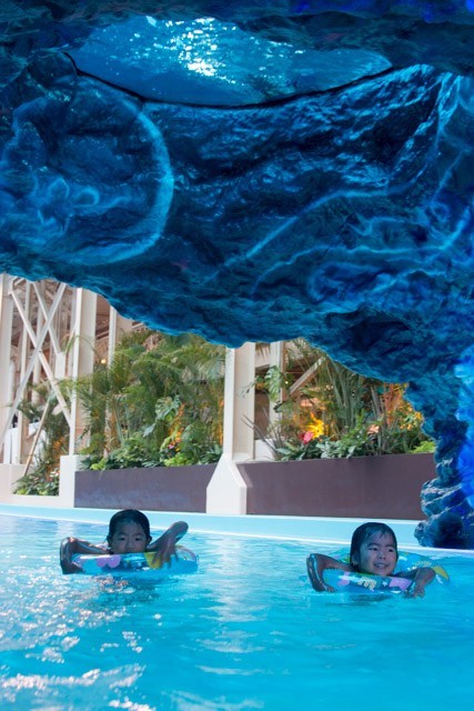 幻想的なアクアリウムシーケーブ。クラゲがライトアップされている