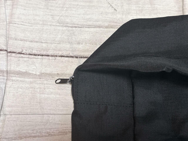 コの字型ファスナーで荷物の出し入れがスムーズ