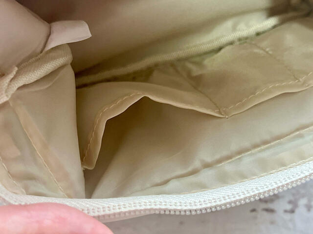 横幅を半分にしたサイズのポケットが1つ