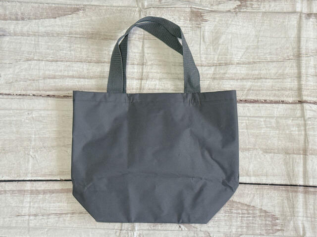 裏面は無地のポリエステル生地