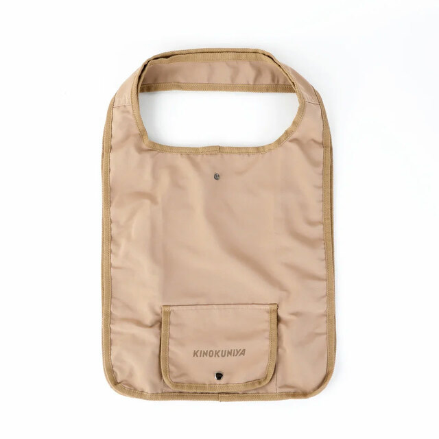 【紀ノ国屋 フラップショッピングバッグ】季節を問わず使いやすいライトブラウン。ポイントカードやスマホを出し入れしやすいポケットも便利◎