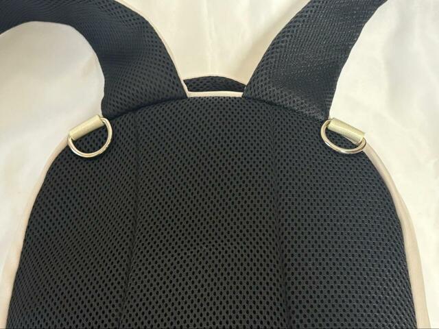 【ワークマン 軽量3レイヤーポケットマザーズリュック】上部にはDカンループが2つあり、ベビーカーなどに掛けられます