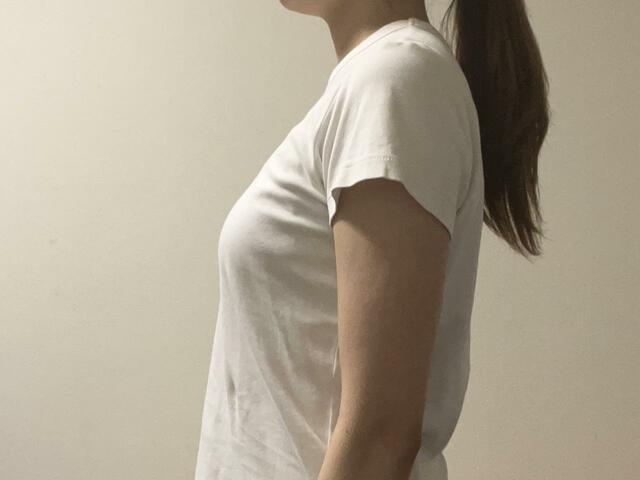 「Nmerry(エヌメリー)のおうちブラ」を着用して、サイドから撮った写真。胸のトップの位置が高く感じます