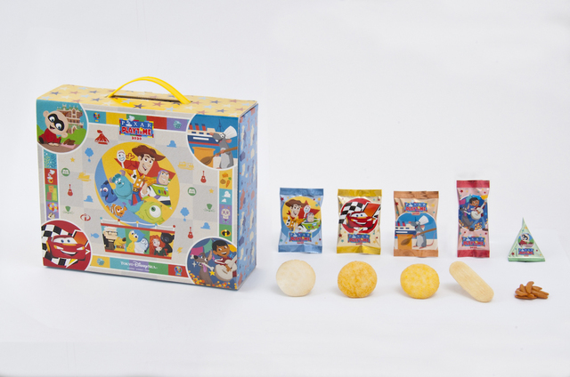 おせんべい 1,100円｜内容量：128g 標準40袋[柿の種：標準10袋、あましお味：標準9袋、カレー味：標準7袋、しお味：標準7袋、チーズ味：標準7袋]｜販売店舗「ヴァレンティーナズ･スウィート」｜東京ディズニーシー「ピクサー・プレイタイム」スペシャルグッズ