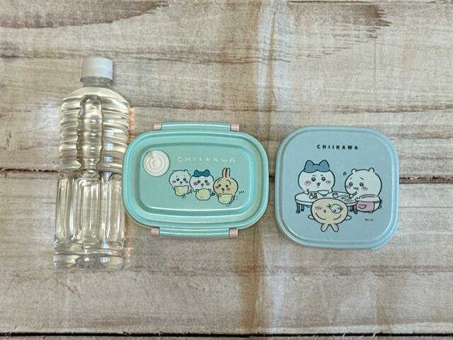 小さめのお弁当箱2つと550mlのペットボトルが収納できます