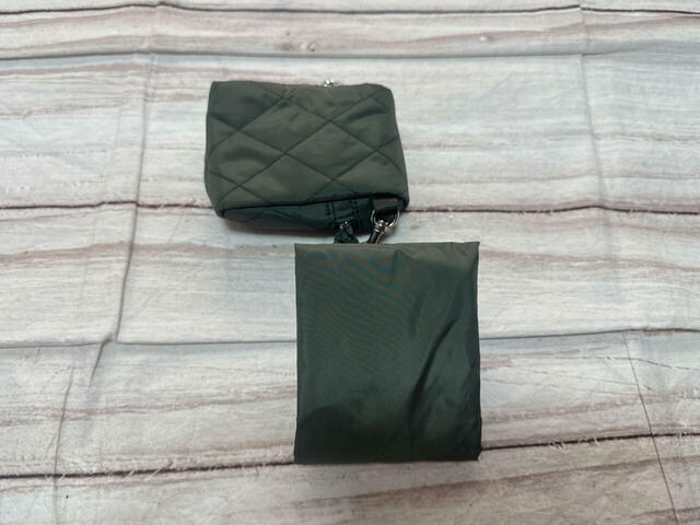 さらに半分に折ると、ポーチチャームに収納できるサイズになります