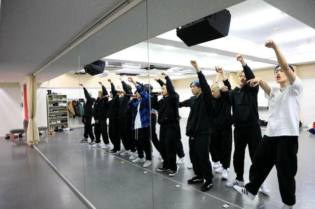 全員が揃う『ROOTS』はリハから大迫力!