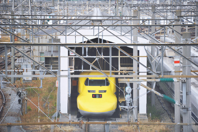３位：大井車両基地（おおいしゃりょうきち）車庫に収まる「ドクターイエロー」