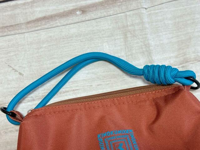 持ち手付きで持ち運びに便利。コードを用いておりおしゃれ！