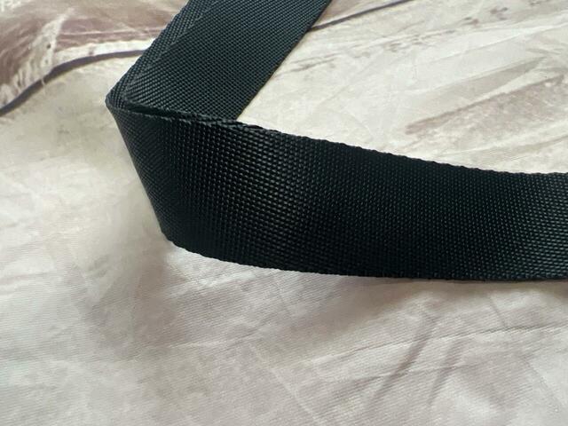 ショルダーも光沢感のある素材でおしゃれ！