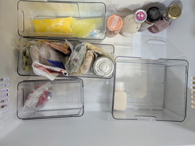 【ニトリ　伸縮できる野菜・冷凍庫トレー（ワイド） 食材を立ててしまえる】冷凍庫の右側にワイドを縦に配置し、スリムを横向きにして3つ配置しました