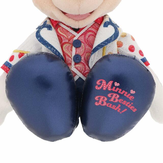 ぬいぐるみバッジ 2,600円｜サイズ：高さ約20cm｜東京ディズニーリゾート「ミニー・ベスティーズ・バッシュ！」スペシャルグッズ｜販売店舗：東京ディズニーランド「ギャグファクトリー/ファイブ・アンド・ダイム」、東京ディズニーシー「ベッラ・ミンニ・コレクション」