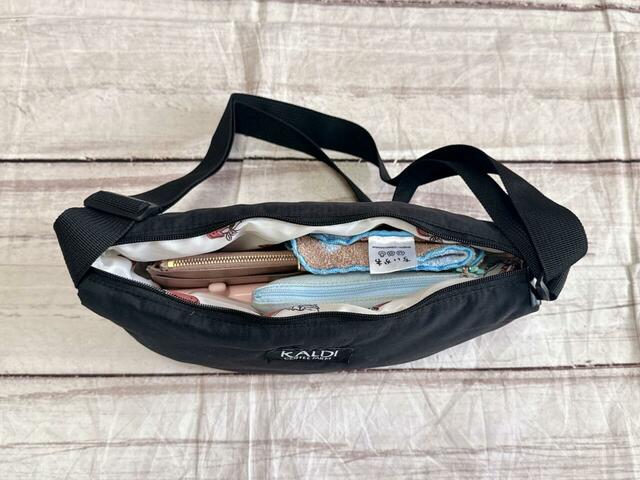 【カルディ いちごバッグ／ボディバッグ】問題なく収納できました！コンパクトな見た目ながら絶妙なサイズ感で、普段使いにぴったりです♪