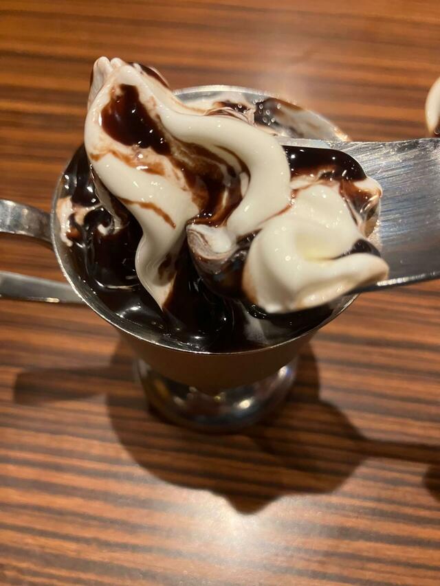 濃厚な甘さがありつつビター感もしっかりあって、ソフトクリームとの相性が計算されたソースという印象。美味。