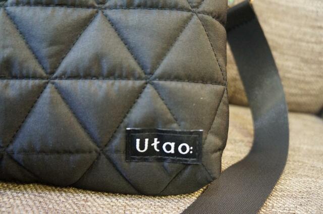 【Utao:（ウタオ）撥水・軽量3層キルティングバッグBOOK produced by Satoko Iida】ロゴが書かれたタグ