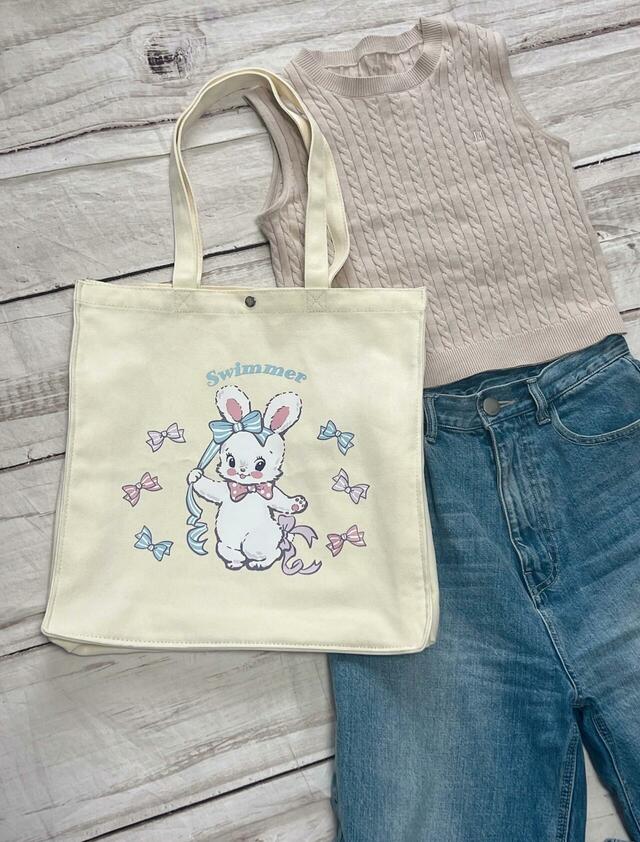 可愛いデザインなため、シンプルなデニムコーデに合わせるのがおすすめ