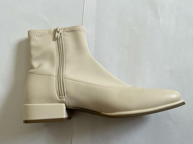 【GU ウルトラストレッチローヒールブーツ】ファスナーの色も統一されています
