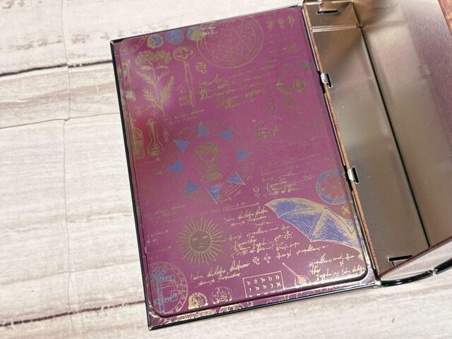 【カルディ 魔法辞書クッキー缶】中表紙の箇所も素敵なデザイン入りです