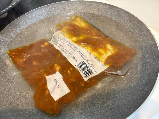 【ロピア お肉屋さんの牛肉カレー】パック全体が柔らかくなってきたらもうすぐ完成のサイン、13分じっくり湯煎することで旨みが全体にしっかり行き渡ります♪