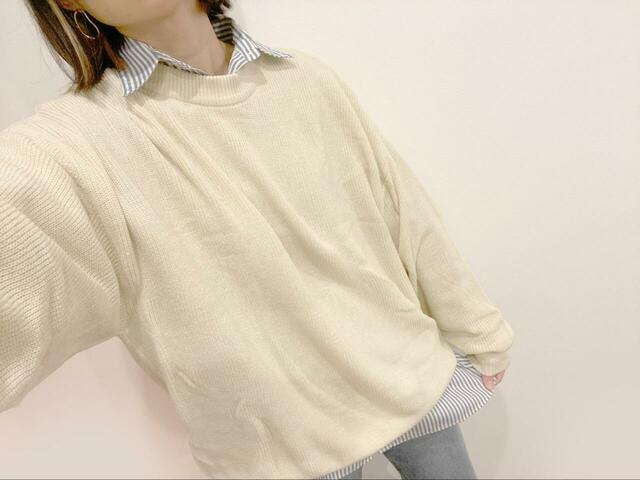 【ローソン×FREAK'S STORE リラックスフィット インスタントニット】下にシャツを合わせてもおしゃれ！