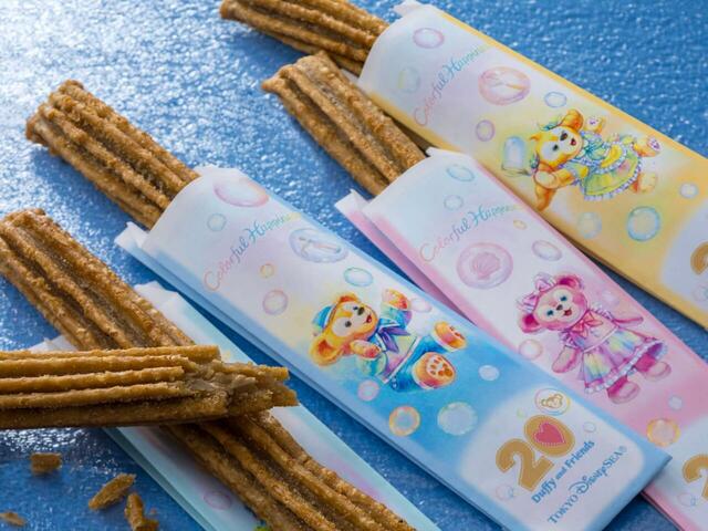 クレームブリュレ風チュロス（ミルクティー） 600円｜東京ディズニーシー「ダッフィー＆フレンズ20周年：カラフルハピネス」スペシャルメニュー｜販売店舗：トロピック・アルズ｜販売開始：2025年4月8日（火）