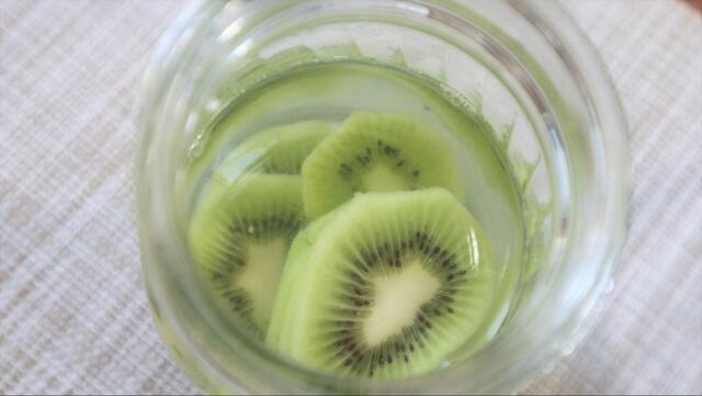 【3日で果実酒:キウイ編】砂糖を入れた後に果実を加えましょう