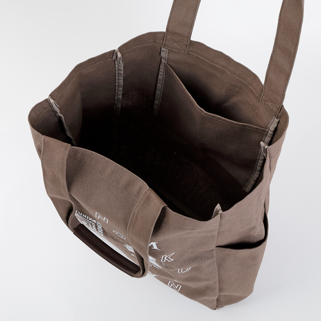 【紀ノ国屋×明治屋 レザーハンドルコットンバッグ ブラウン】サイズは約タテ35×ヨコ35×マチ12cmで、B5サイズがぴったり収まります