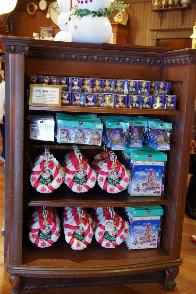 リースやオーナメントの棚