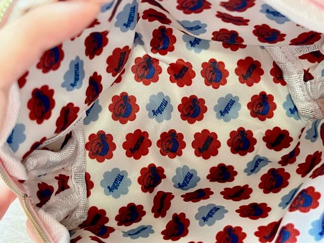 裏地はミルキーの包み紙の柄!かわいいです♪【sweet 2023年9月号付録】「MILKFED.(ミルクフェド)特製 ペコちゃんポーチ&ポコちゃんミラー」