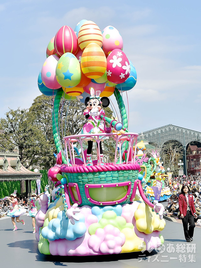 たまごの気球で登場のミニーマウス