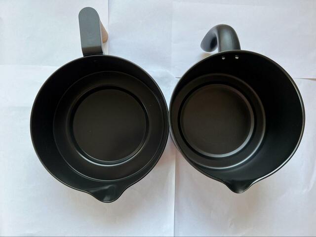 【山善 電気ケトル クッキングポットYRGA-S600(B) アイリスオーヤマ クッキングケトル ICK-M1200-B ブラック】左がアイリスオーヤマ、右が山善