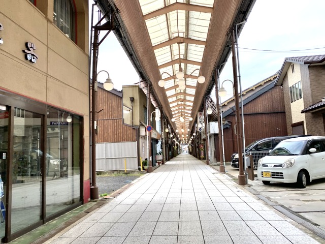 誰もいないが人の気配を感じる新町商店街。店はやめているがそこに住んでいる人は多い