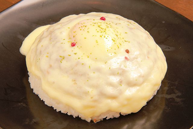 キーマカレーの名店／みのりんご（原宿）　キーマカレー とろ～りチーズトッピング 1000円