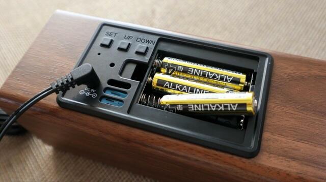 【ニトリ 置くだけスマホ充電LED時計】単4サイズの乾電池3本(別売)と、付属のACアダプターを接続すると起動します