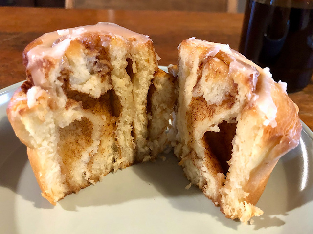 【スターバックス シナモンロール】たっぷりシナモンが練り込まれていて美味しそうですね