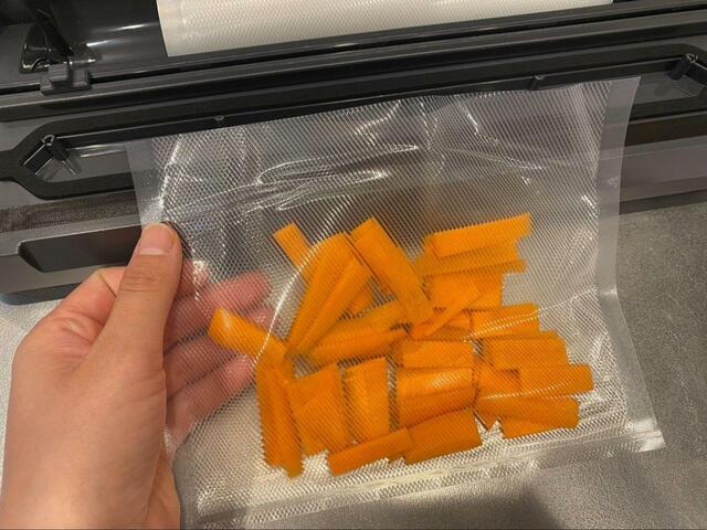 【アイリスオーヤマ　真空パック機 VPF-M60】ボタンを押すだけであっという間に真空に