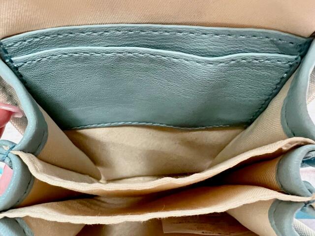 【ファッションセンターしまむら】「ちいかわ」レディース　ショルダーバッグ（ハチワレ）内側のポケット③：フロント側の深いポケット