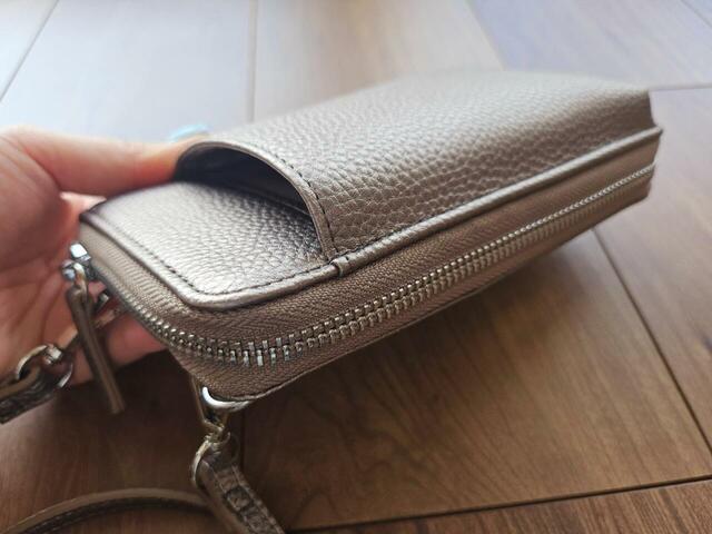 【BAYFLOW　多機能キースターミニウォレットショルダー2】本体周りにはファスナーがしっかり付いているので、中身が外に出てしまう心配もありません