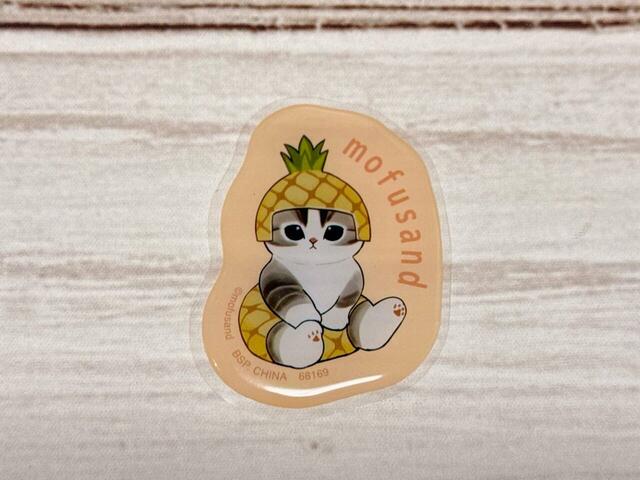 パイナップルになりきったにゃんこ。ちょこんとお座り姿が愛らしい♪