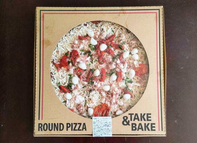 【コストコ　丸型ピザ パンチェッタ＆モッツアレラ　1P　1980円】豚肉やトマトなど色鮮やかな具材が食欲をそそる